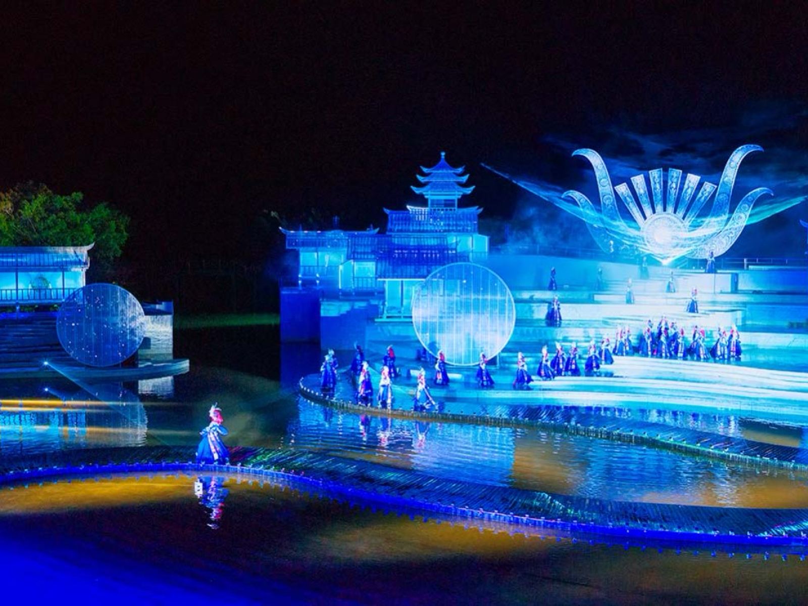 【一年一度禾雀花節】潮遊~世界紀錄【黃騰峽生態旅遊景區】（重本包入場門票+遊覽天門懸廊玻璃橋(重本包雙程纜車)+2025全新大型實景演出 鳳凰樂土·山水麗人 清遠美食純玩 2天團