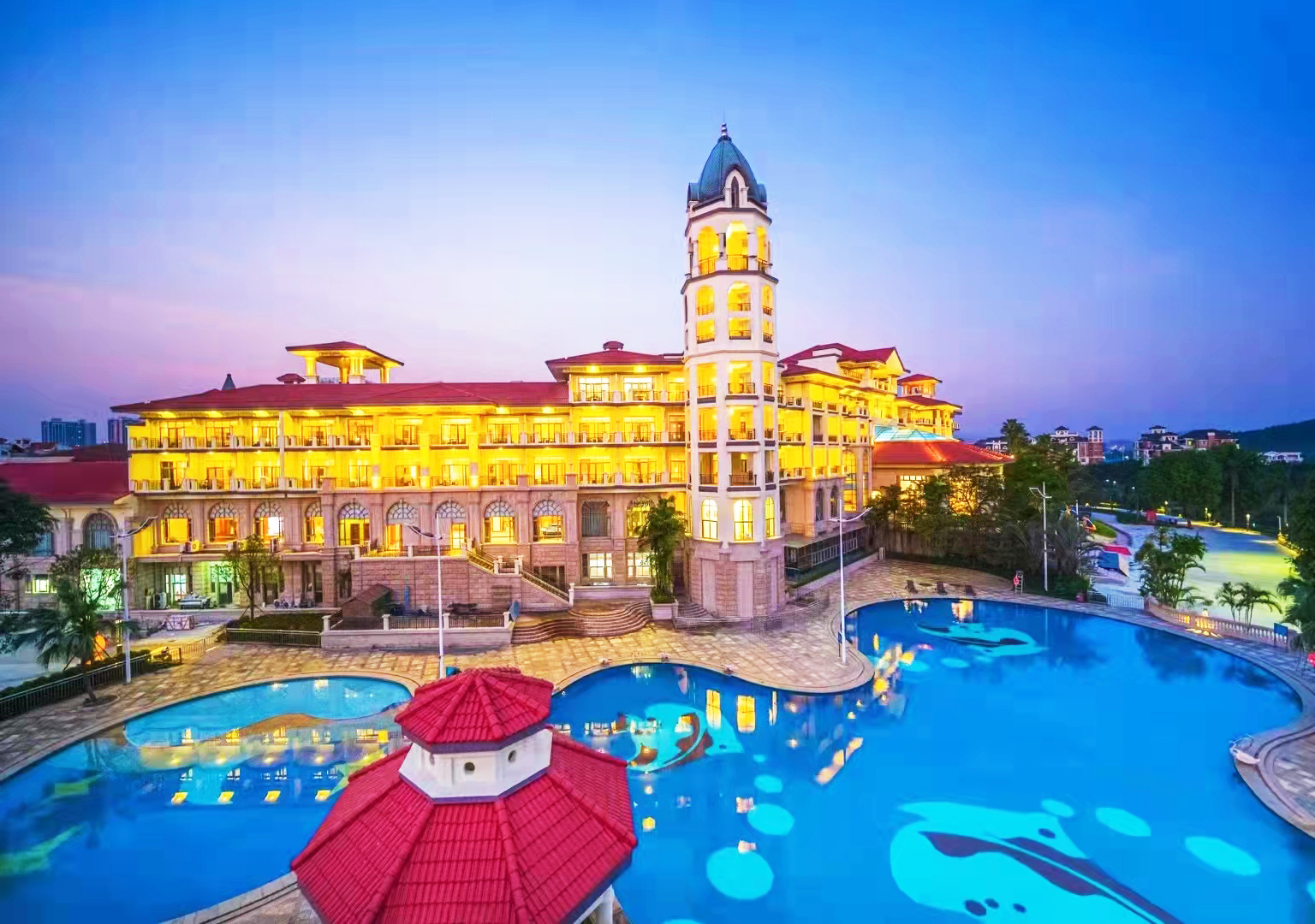 連住2晚五星標準鶴山東古玥湖酒店 豪歎【海鮮自助晚餐】（位上鮑魚花膠湯）【順德炸云吞+燒脆皮沉香豬全體 （每圍一只）】（重本包入場）【廣東千古情SHOW】 純玩3天團