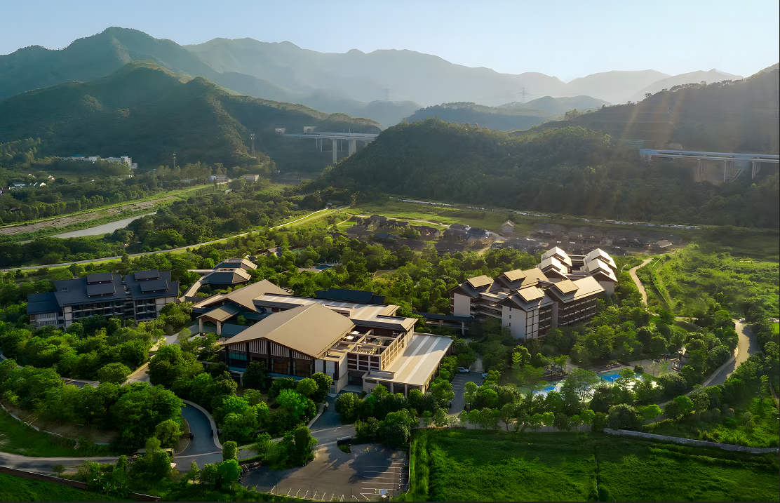 【星級體驗】保證入住瑰麗集团旗下【清遠新世界酒店】（豪華私家陽台泡池房）豪歎【酒店豪華海鮮自助晚餐】【位上金山黑蒜炖鮑魚+招牌陳皮燒鵝宴】【清遠龍鳳鴛鴦雞宴+洲心白切燒肉宴】2天團