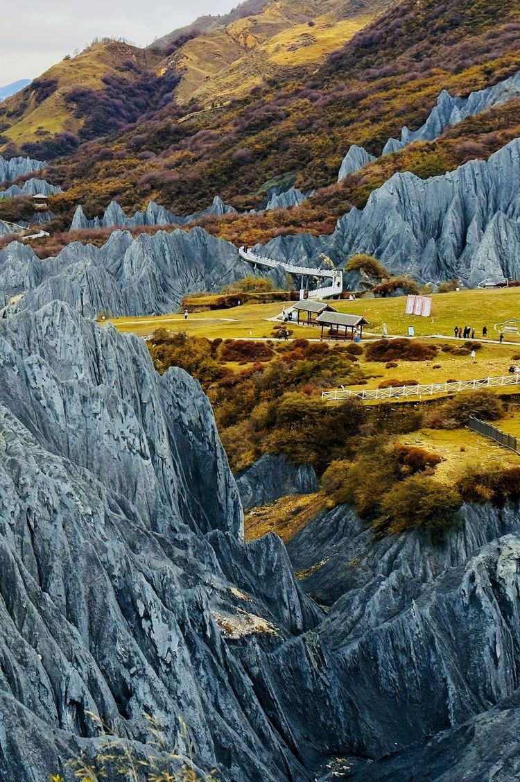 解密川西【色達】東嘎寺【喇榮五明佛學院】【墨石公園】格薩爾王城/卡薩湖觀景臺/畢棚溝風景區/八美石林【木格措風景區】寬窄巷子 香港直航純玩8天團