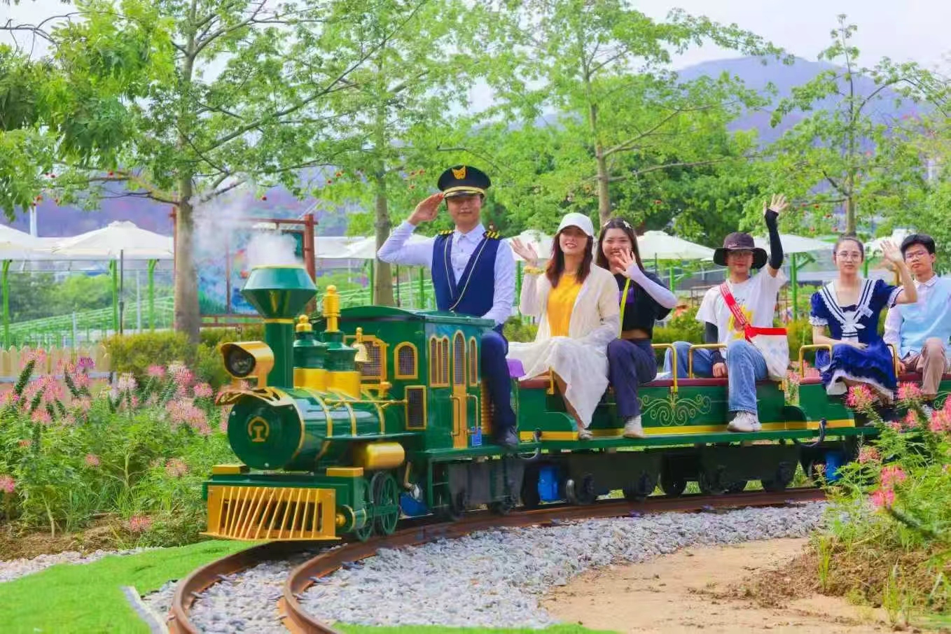 【母親節專場】感恩母親，感恩母愛，不喧嘩，自有聲，歲月如歌，共赴愛的盛宴   連住兩晚同間酒店，省心不用搬行李 玩轉【佛山宋城•廣東千古情】【盈香心動樂園】【金牌秘制沉香豬+特色炸雲吞宴】（保證每圍臺一只豬） 純玩 3天團