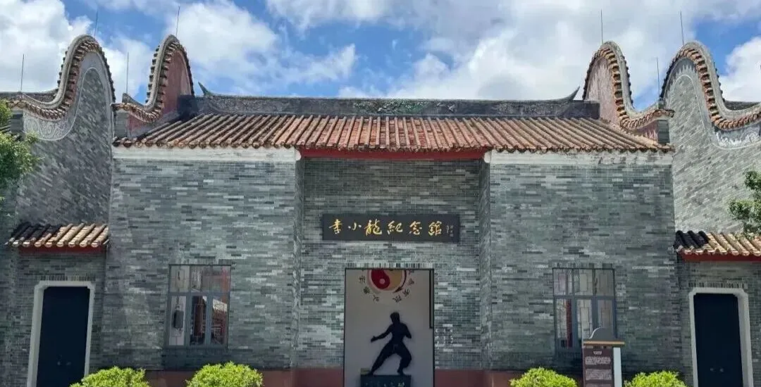 入住【佛山駿景酒店】歎酒店自助晚餐、品【非遺大板橋蒸豬宴】2天團