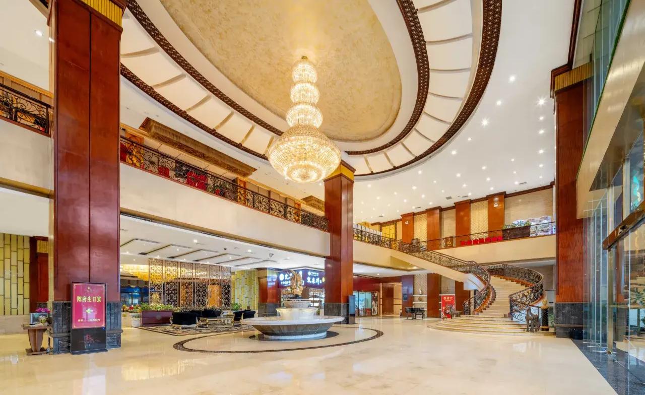 入住【佛山駿景酒店】歎酒店自助晚餐、品【非遺大板橋蒸豬宴】2天團