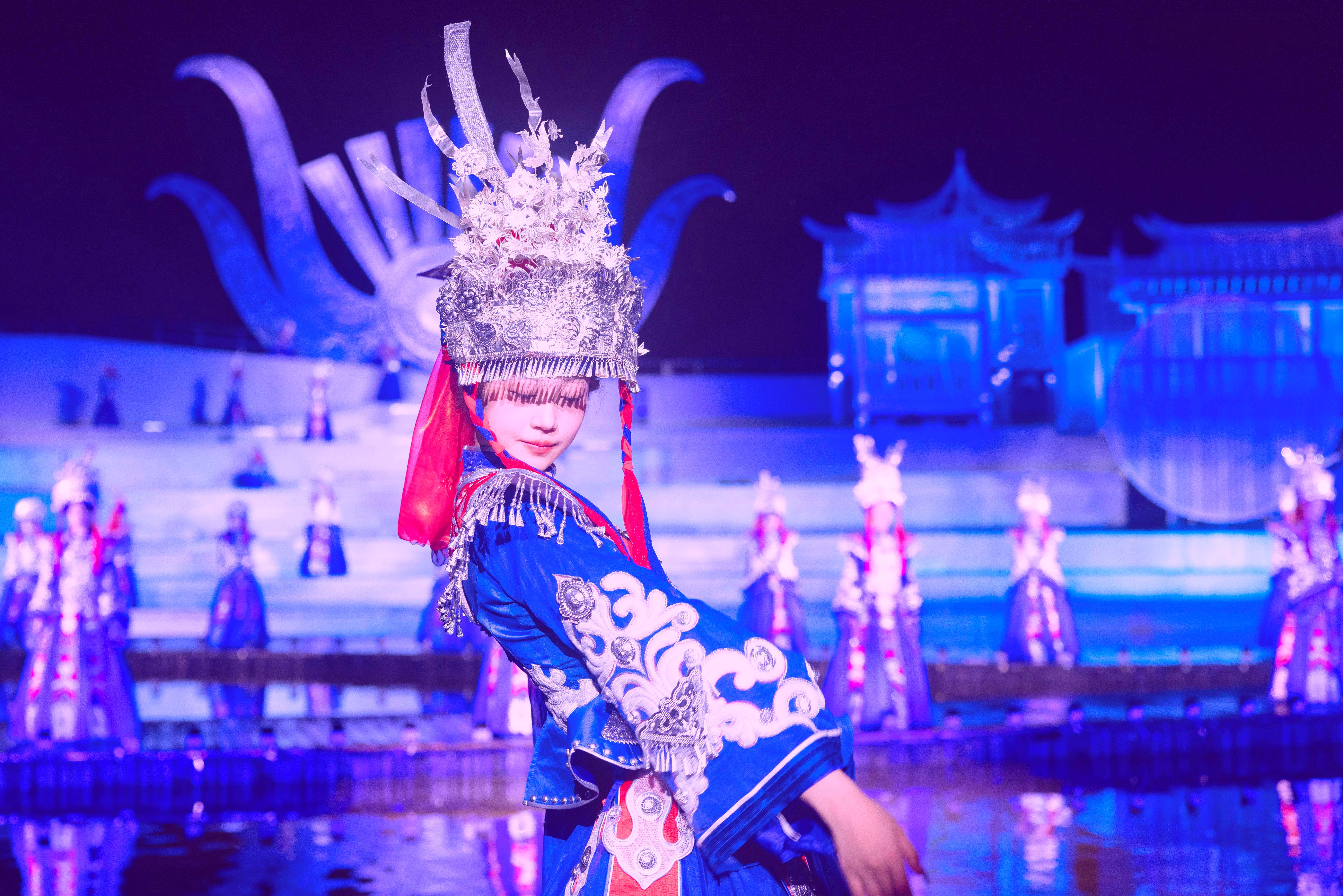 【春節加班】暢玩【黃騰峽+山水麗人+清遠長隆+廣東千古情+佛山祖廟】新春祈福好運來！連住兩晚五星標準酒店 豪歎【新春豐富海鲜自助晚餐】4天團