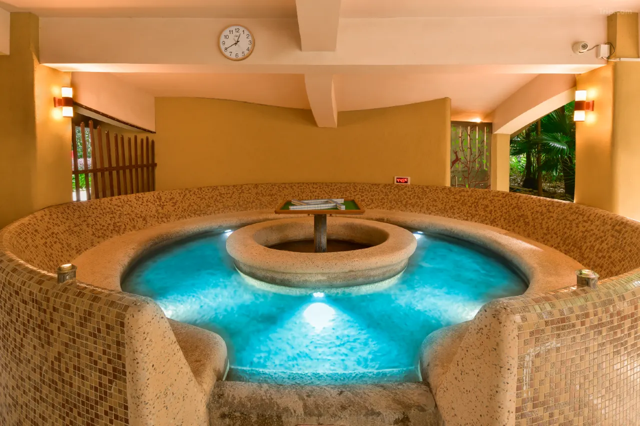 連住兩晚五星【雲頂溫泉威士忌酒店】(畔山泡池露台客房）無限次任浸酒店118個72℃純天然“美人 湯”矽酸氟溫泉 探秘“廣東小灕江”【香溪堡】 豪歎兩晚酒店豐富【海鮮自助晚餐】3天團