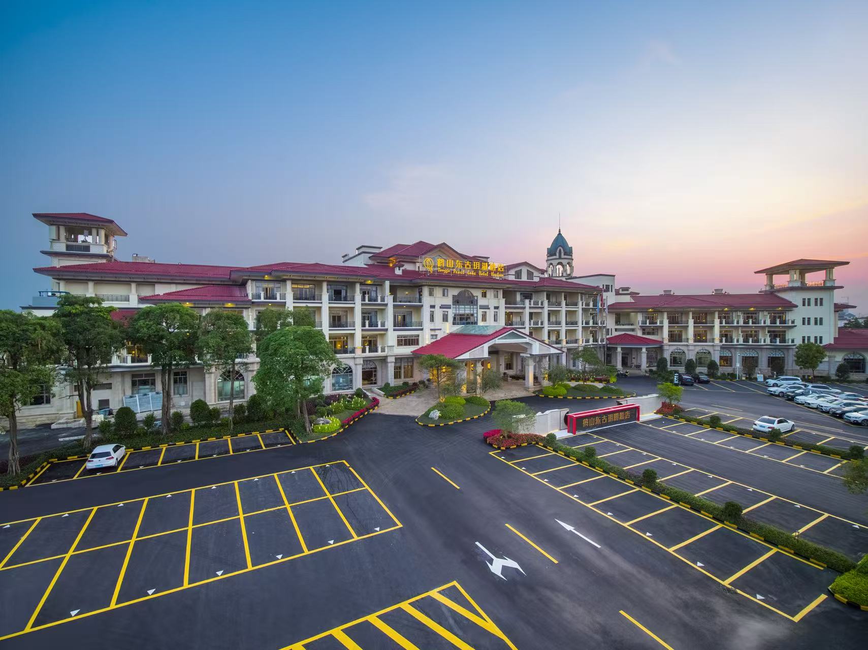 連住2晚五星標準鶴山東古玥湖酒店 豪歎【海鮮自助晚餐】（位上鮑魚花膠湯）【順德炸云吞+燒脆皮沉香豬全體 （每圍一只）】（重本包入場）【廣東千古情SHOW】 純玩3天團