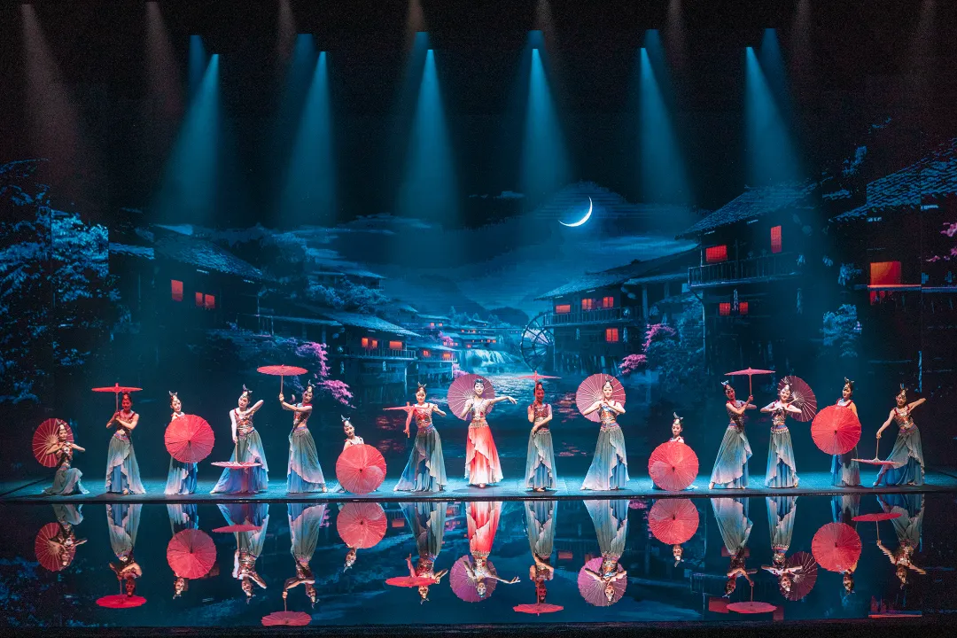 【春節加班】暢玩【黃騰峽+山水麗人+清遠長隆+廣東千古情+佛山祖廟】新春祈福好運來！連住兩晚五星標準酒店 豪歎【新春豐富海鲜自助晚餐】4天團