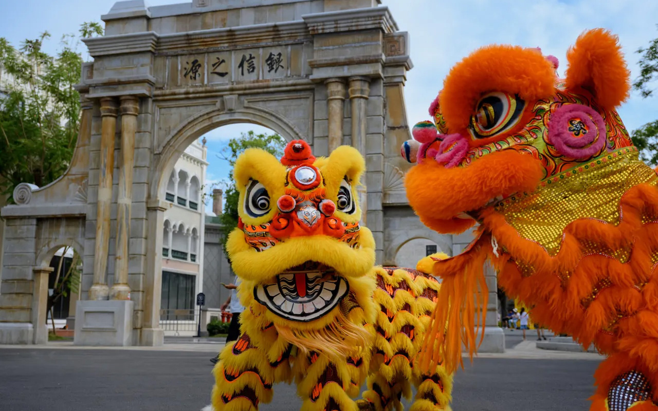 【春節加班】暢遊“廣東鳳凰古城”【赤坎古鎮】領略江門僑鄉文化觀賞各式新春互動活動感受地道春節氣氛+坐纜車遊【叱石風景區】觀音寺新春祈福+奢華品牌瑰麗酒店集團旗下台山【新世界酒店】豪歎【酒店海鮮自助晚餐】純玩3天團