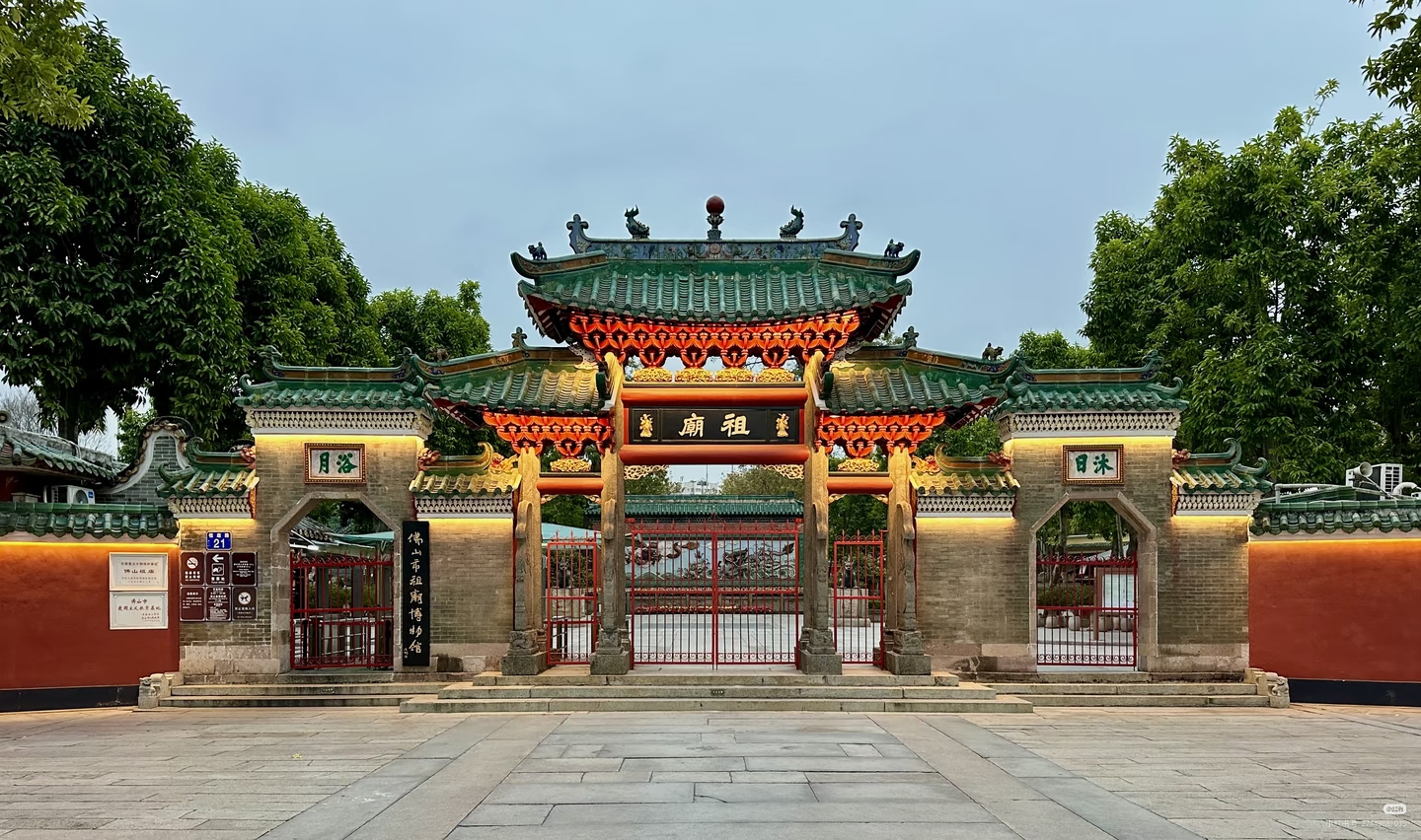 重本【佛山千古情】（包門票），暢遊廣東四大名園【祖廟】（包門票）。品嘗當地美食【菊花刺身+鳳城七彩撈雞宴】+【古法水晶雞+位上鮑汁扣花膠宴】+【任食清遠雞火鍋宴】3天團