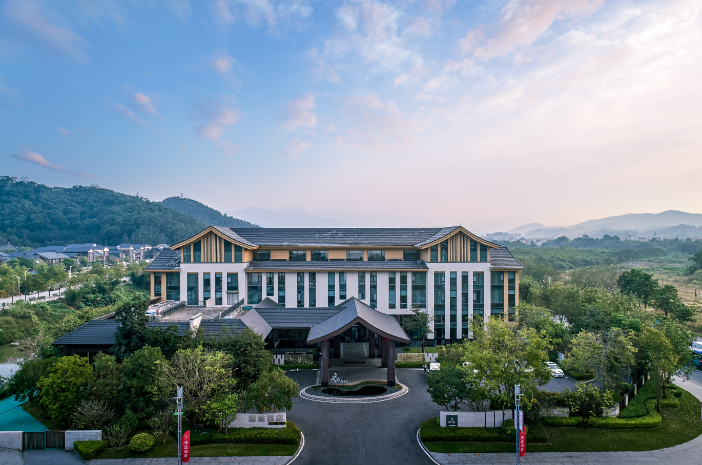 保證連住2晚：精品五星--新興保利雅途酒店  
任泡南藥湯泉、打卡禪域小鎮、觀賞世界奇觀寶石花、感受廟街煙火氣
雲浮、新興六祖故里純玩三天團 