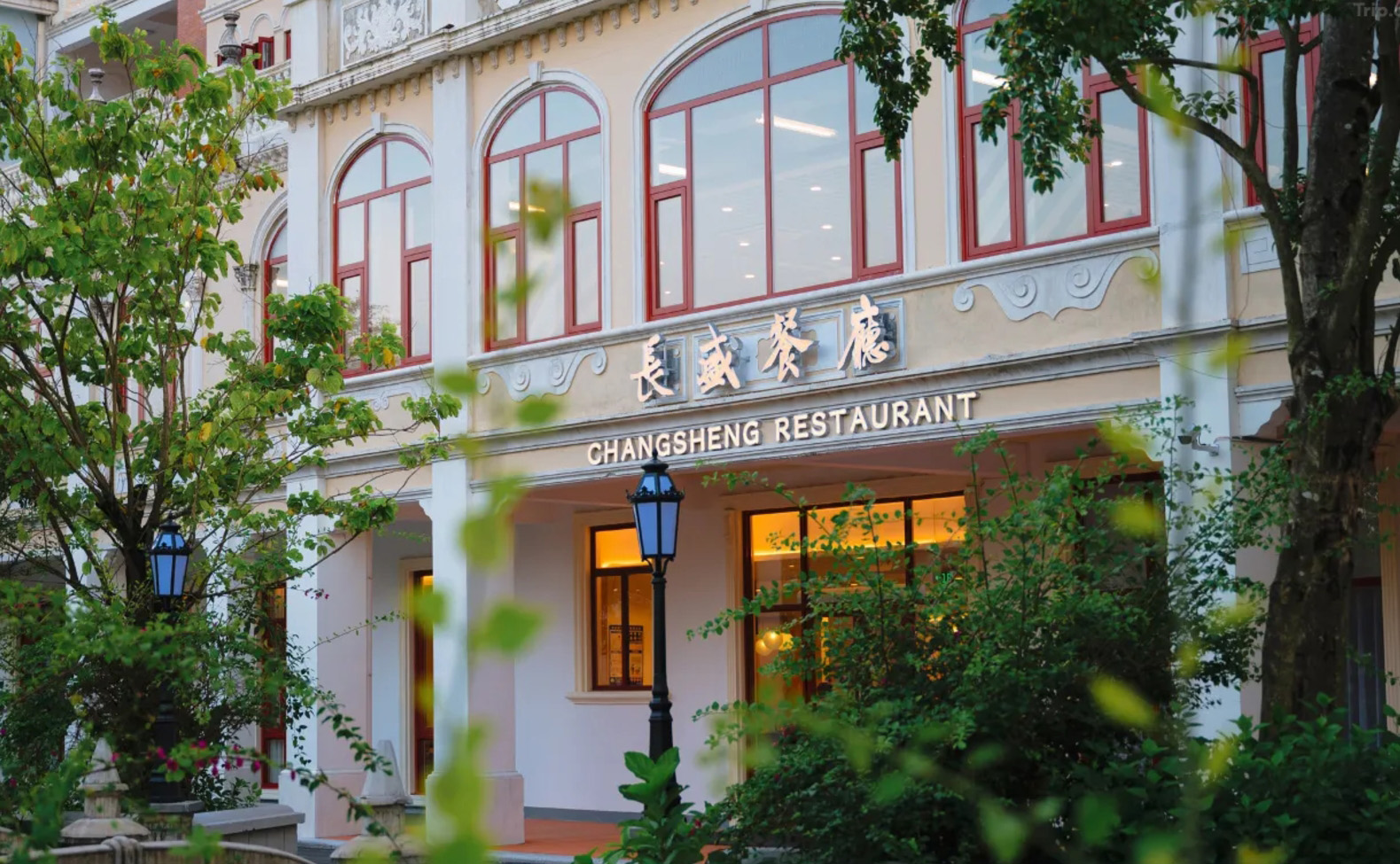 【春節加班】暢遊“廣東鳳凰古城”【赤坎古鎮】領略江門僑鄉文化觀賞各式新春互動活動感受地道春節氣氛+坐纜車遊【叱石風景區】觀音寺新春祈福+奢華品牌瑰麗酒店集團旗下台山【新世界酒店】豪歎【酒店海鮮自助晚餐】純玩3天團