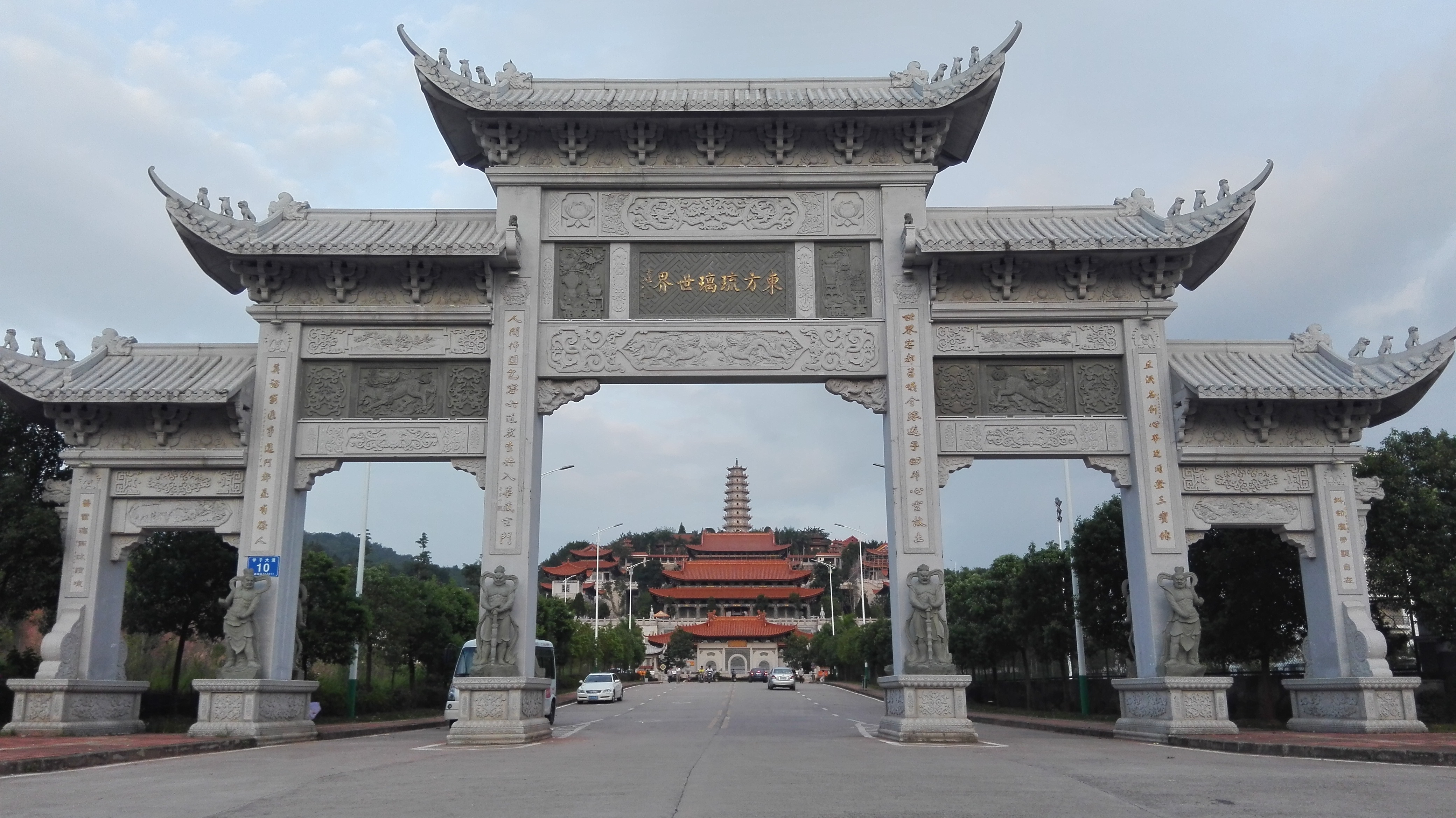連住兩晚·不用搬行李世界第一天然臥佛【南台臥佛風景區】(重本包門票、觀光車、雲梯玻璃樓道、天空之鏡及金頂佛手)純玩3天團