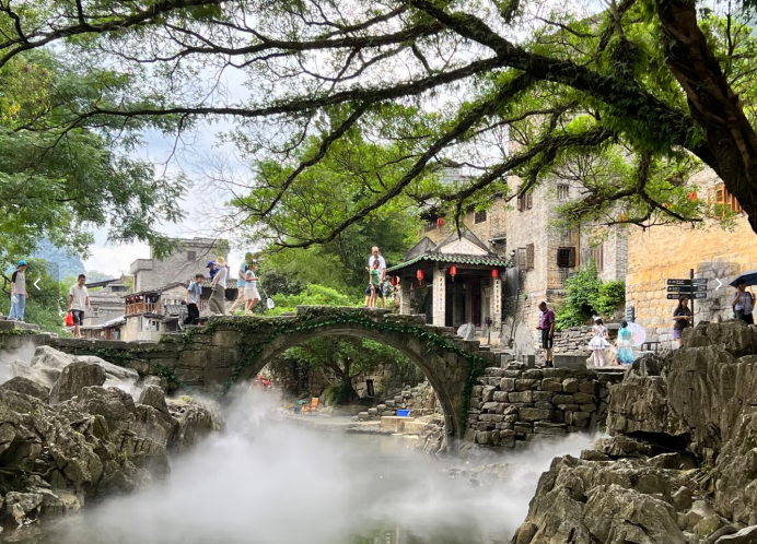 遊千年黃姚古鎮，賞鐘山水墨畫廊，走訪臨賀故城， 純玩美食4天團