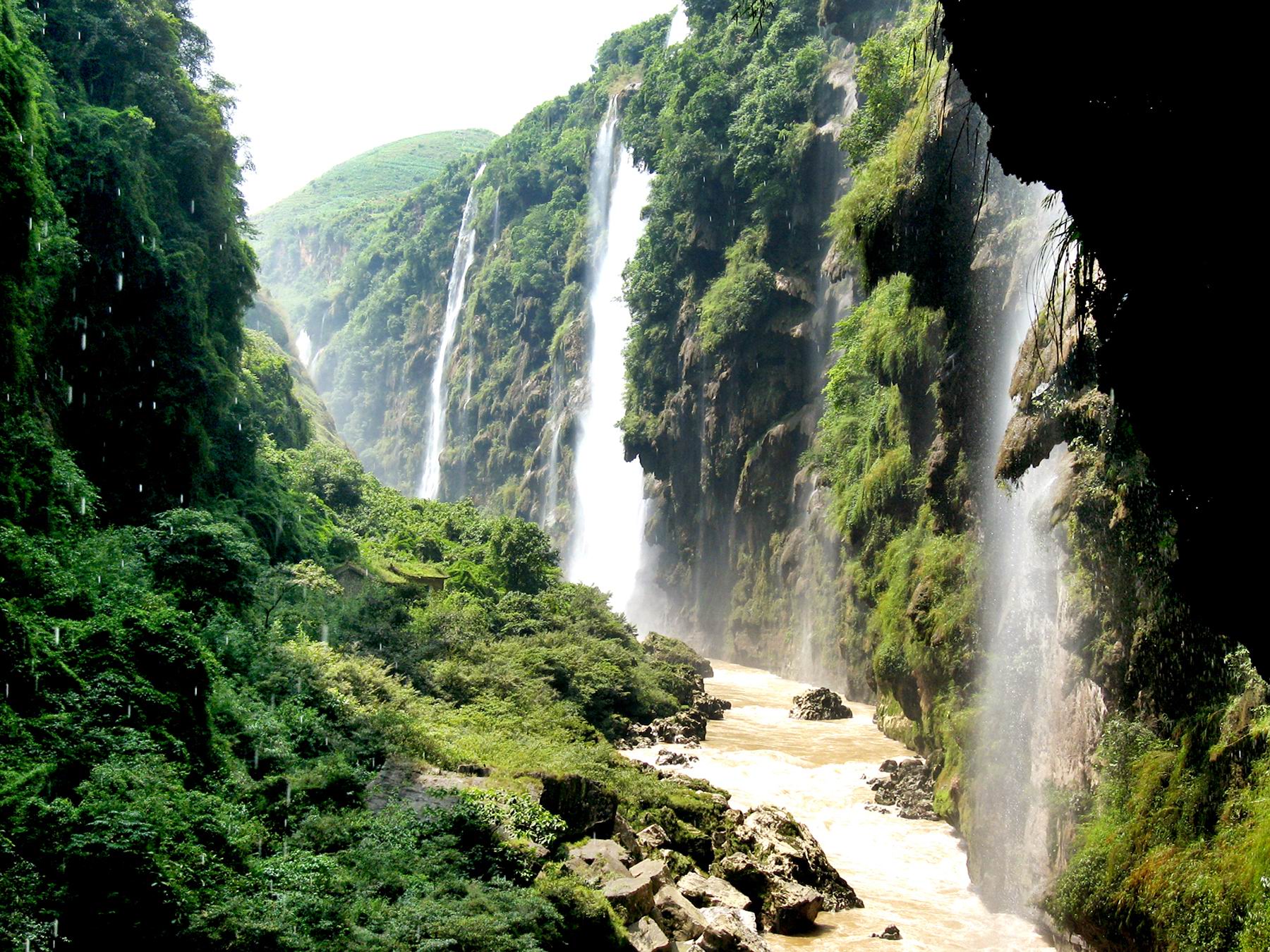 【西九龍往返】貴州國家5A【黃果樹瀑布】貴州新地標【花江峽谷大橋】船遊【萬峰湖景區】高鐵純玩5天團