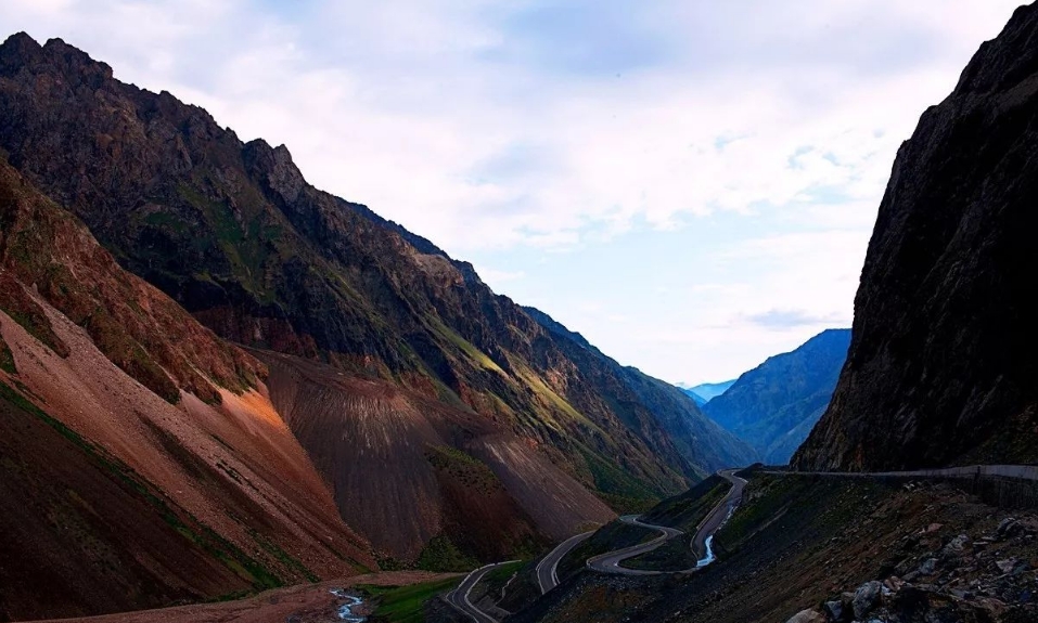 【冰雪限定】中國雪都·阿勒泰/中國雪景“天花板”/賽裡木湖賞獨特<藍冰> 雪景觀景臺賞日落【包乘坐馬拉爬雪橇】 香港直航純玩8天團