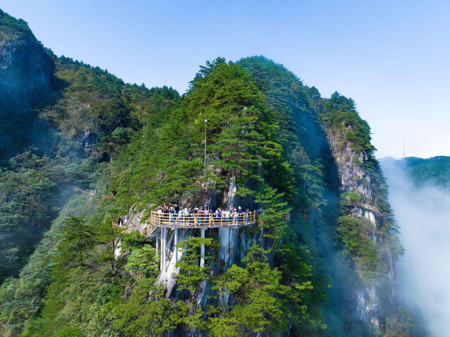 相約宜春・焰遇明月山&無人機煙花夜“江南小千島湖”贛南【上猶陽明湖】湖畔賞楓、【南惹古村】千年古銀杏、傳說中的嫦娥奔月之地【明月山】純玩4天