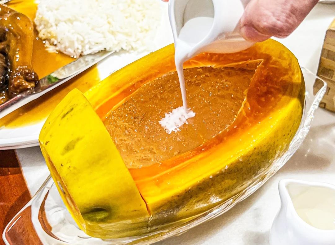 尋味舌尖上的美食之【(位上)堂做金湯石鍋翅(足三両翅)+(位上)黃金鮑魚扣鵝掌】(保證4人一圍)【(位上)花開富貴有米魚開花過橋宴】【（位上）原只椰皇燉湯＋堂做火焰鵝宴】純玩2天團