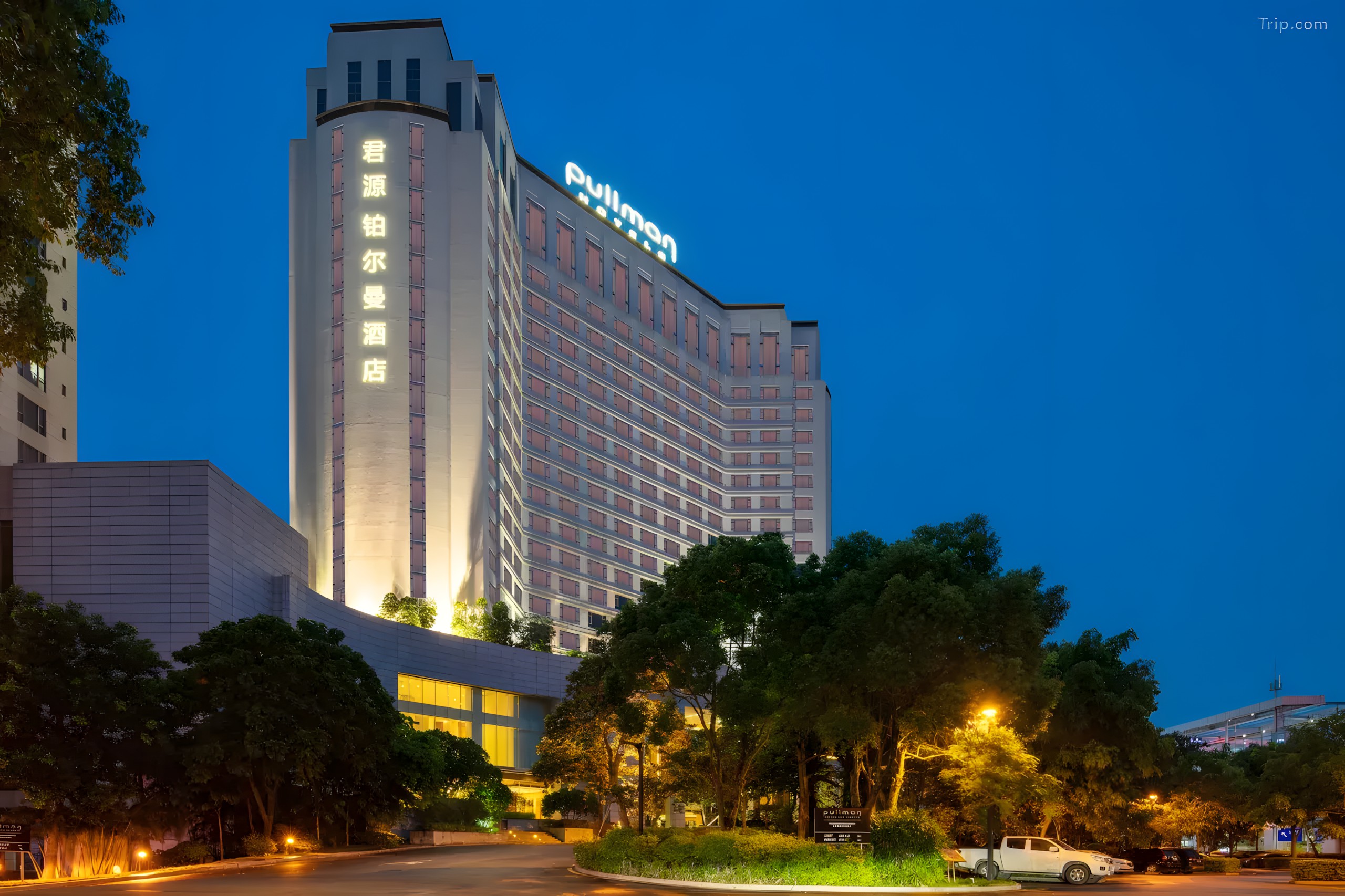 【樂園】深圳全新開幕·全球最大室內滑雪場【前海冰雪世界·熱雪奇跡】（2 小時娱雪）國際品牌五星東莞君源鉑爾曼酒店 豐富海鮮自助晚餐 純玩2天團