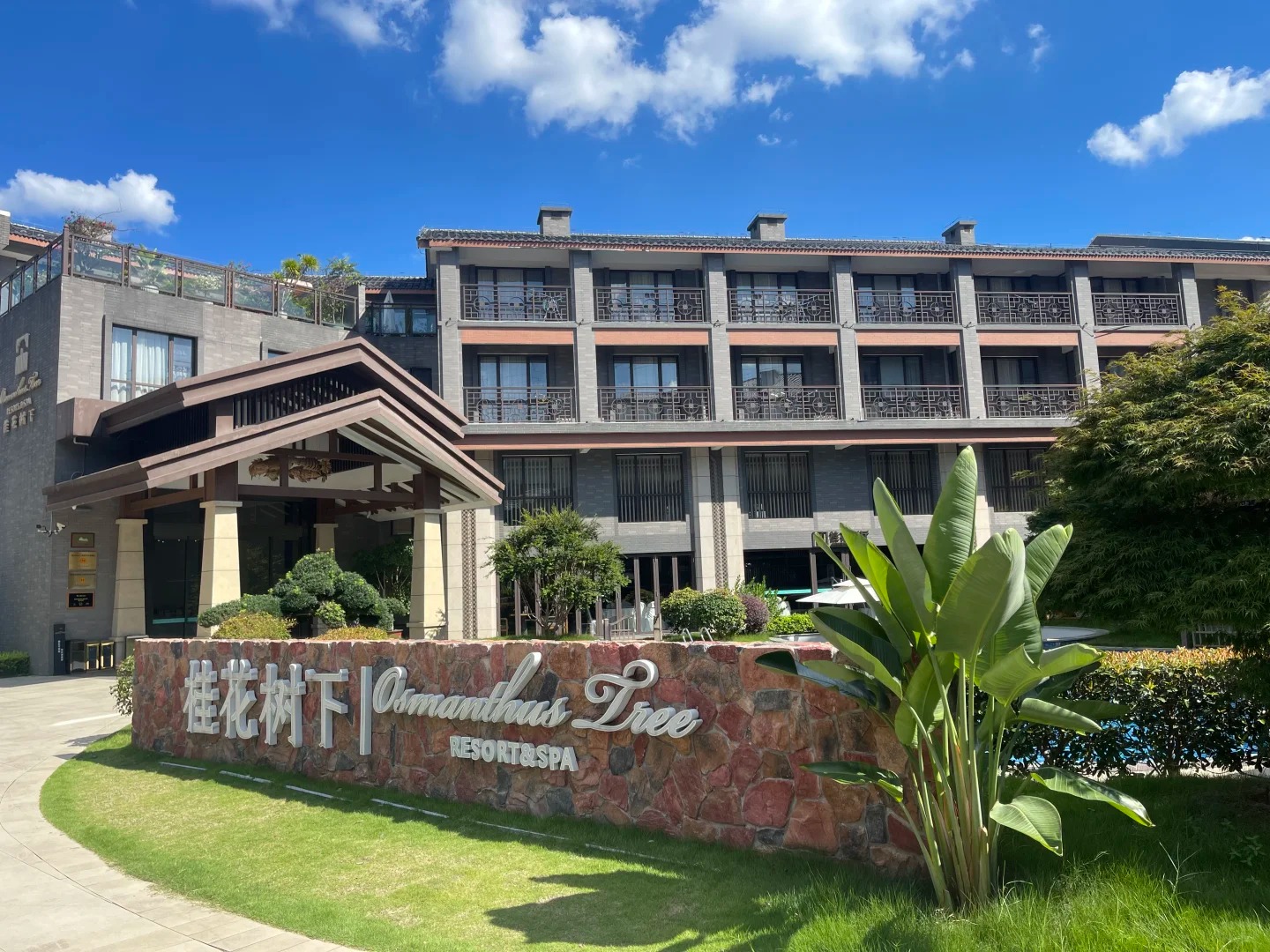 天梯雲鏈繞翠巒 行在灕江煙雨 醉在千峰翠色之間 壯家歲月雕山骨 桂林高鐵4天團