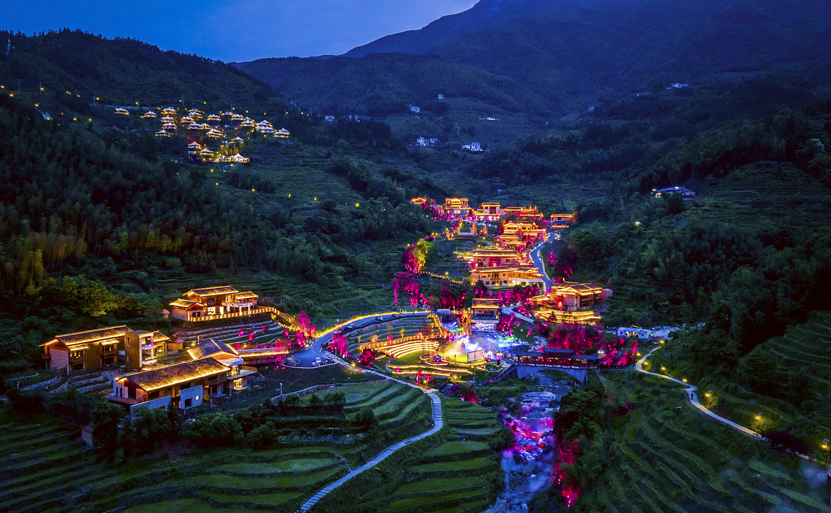 中國“醉美十大梯田”【桃源梯田】、傳說中的嫦娥奔月之地【明月山】、“地球傷疤裂縫”【羅霄山大峽谷】探尋溪谷野趣溫泉巴士純玩4天