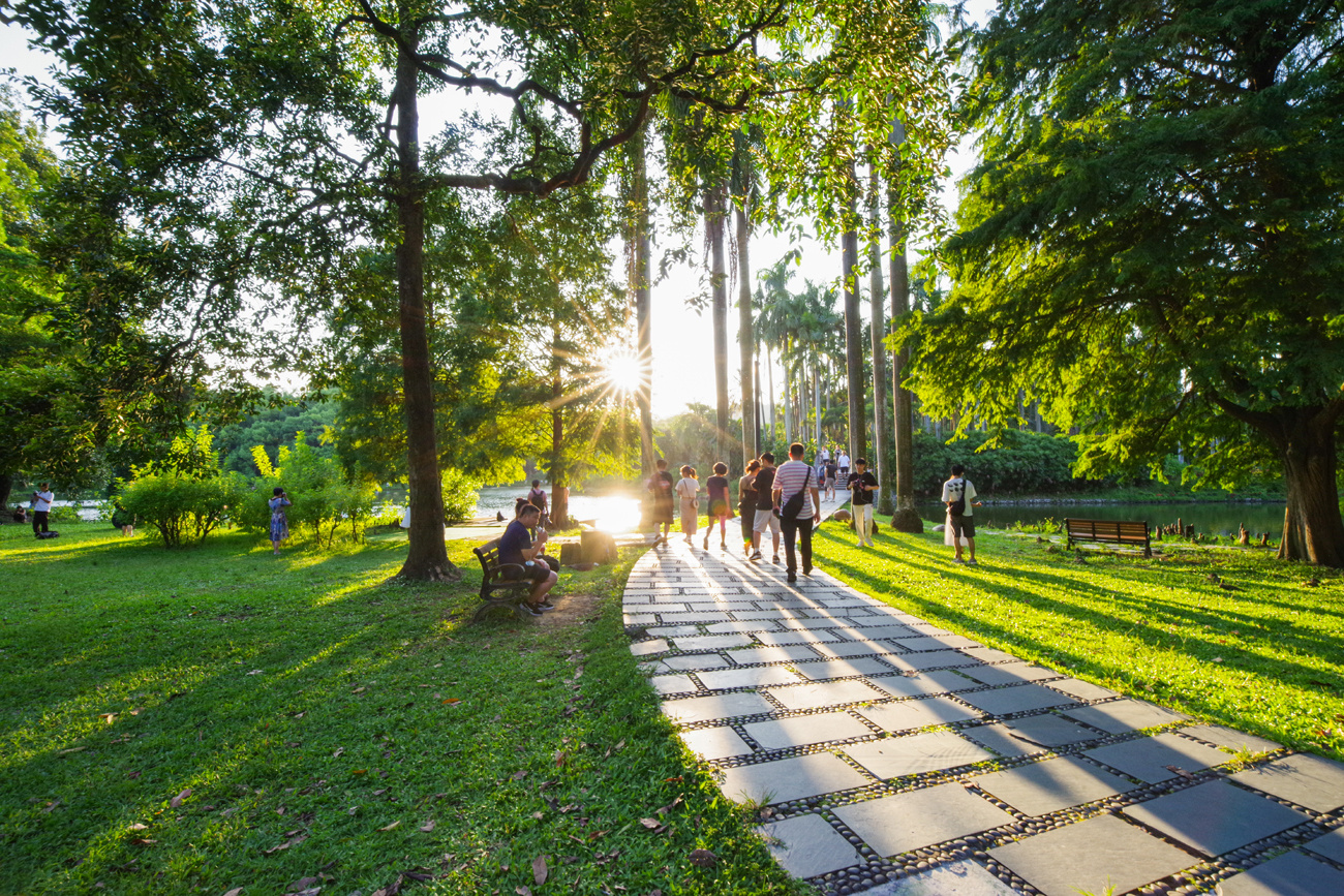 香港老字號米芝蓮星級餐廳【位上獨創海鮮濃湯水晶粉+獲獎手工點心宴】 【（位上）過橋魚羊鮮+菊花扒金山宴】【海膽醬焗鮑魚+沉香白切雞宴】 美食2天團