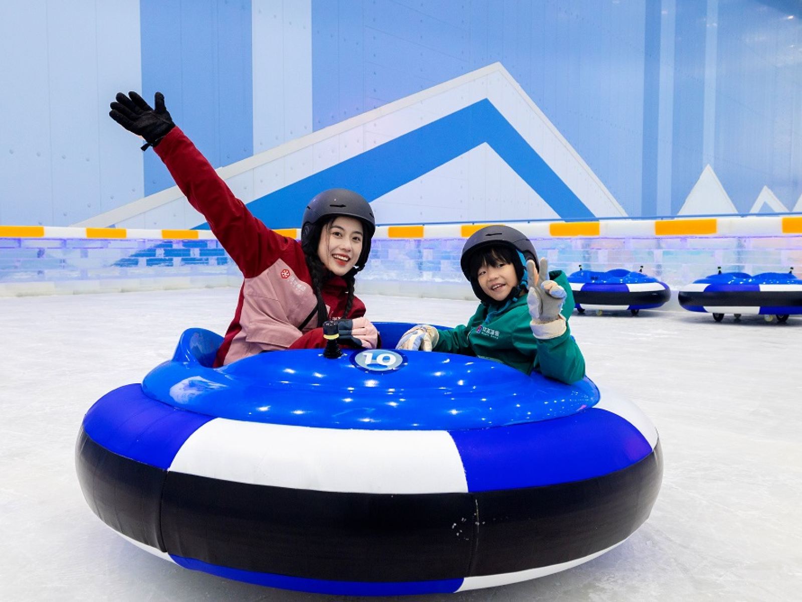 【樂園】深圳全新開幕·全球最大室內滑雪場【前海冰雪世界·熱雪奇跡】（2 小時娱雪）國際品牌五星東莞君源鉑爾曼酒店 豐富海鮮自助晚餐 純玩2天團