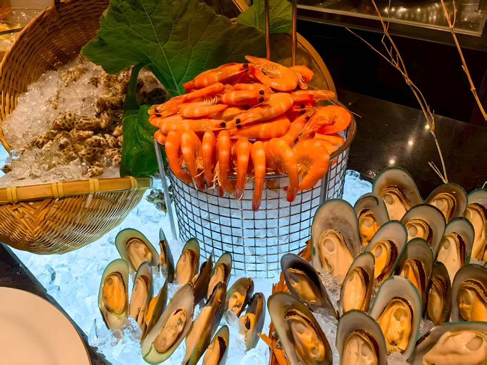 保證入住瑰麗集團旗下【清遠新世界酒店】（豪華私家陽台泡池房）豪歎【酒店豪華海鮮自助晚餐】【位上金山黑蒜燉鮑魚+招牌陳皮燒鵝宴】2天團