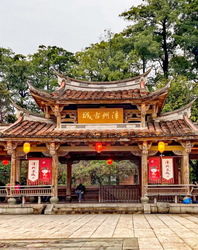 《開心聖誕》福建龍岩天子之夜(泡天然溫泉+煙花篝火盛會)
歎國際品牌皇冠（品豐富自助晚餐）全程5星酒店
<童話官畬 唯美鼓浪嶼 世遺土樓> 西九往返 純玩4天