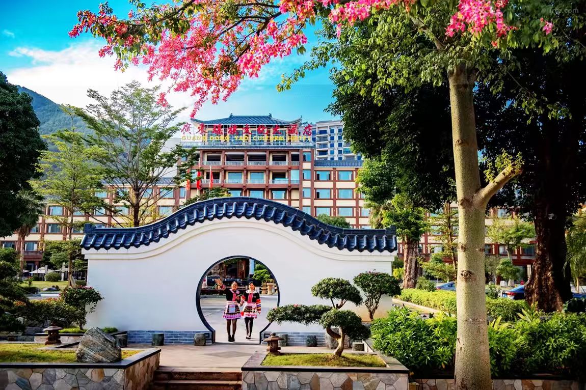 連住兩晚全新五星級【瑤族文化大飯店】享受特色養身瑤藥泉、瑤寨洞穴歌舞表演、地道美食 體驗模擬熱氣球、手工淘金純 3天團