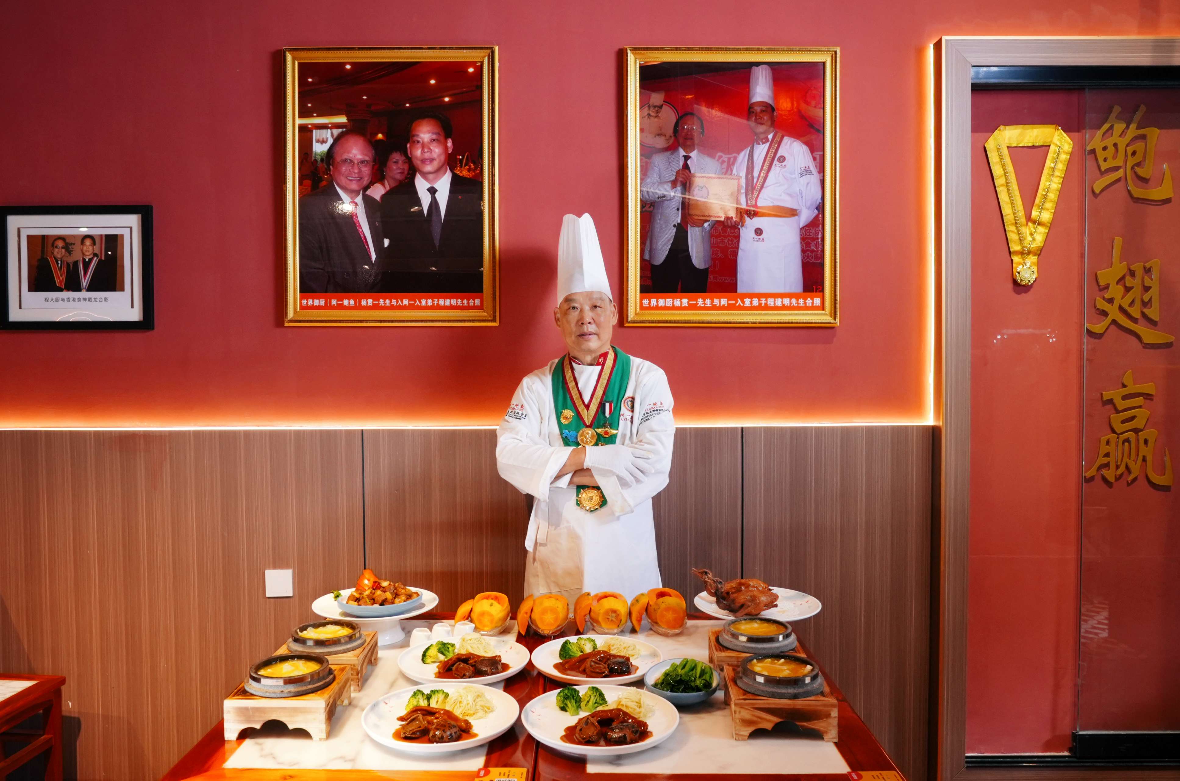 尋味舌尖上的美食之【(位上)堂做金湯石鍋翅(足三両翅)+(位上)黃金鮑魚扣鵝掌】(保證4人一圍)【(位上)花開富貴有米魚開花過橋宴】【（位上）原只椰皇燉湯＋堂做火焰鵝宴】純玩2天團