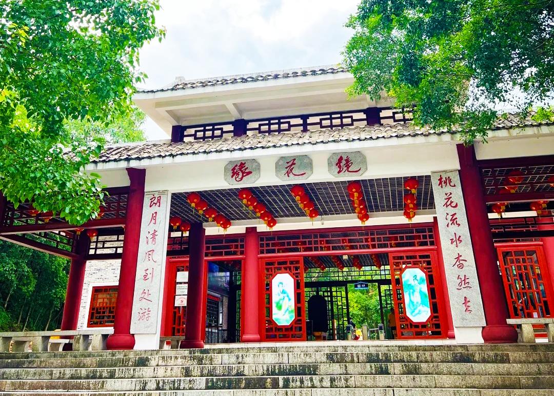 【玩轉粵東】梅州豐順五星【鹿湖溫泉假日酒店】重本包門票【萬綠湖鏡花緣景區】純玩3天團