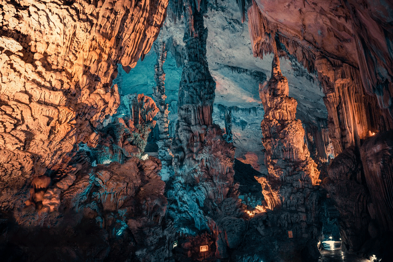 天梯雲鏈繞翠巒 行在灕江煙雨 醉在千峰翠色之間 壯家歲月雕山骨 桂林高鐵4天團