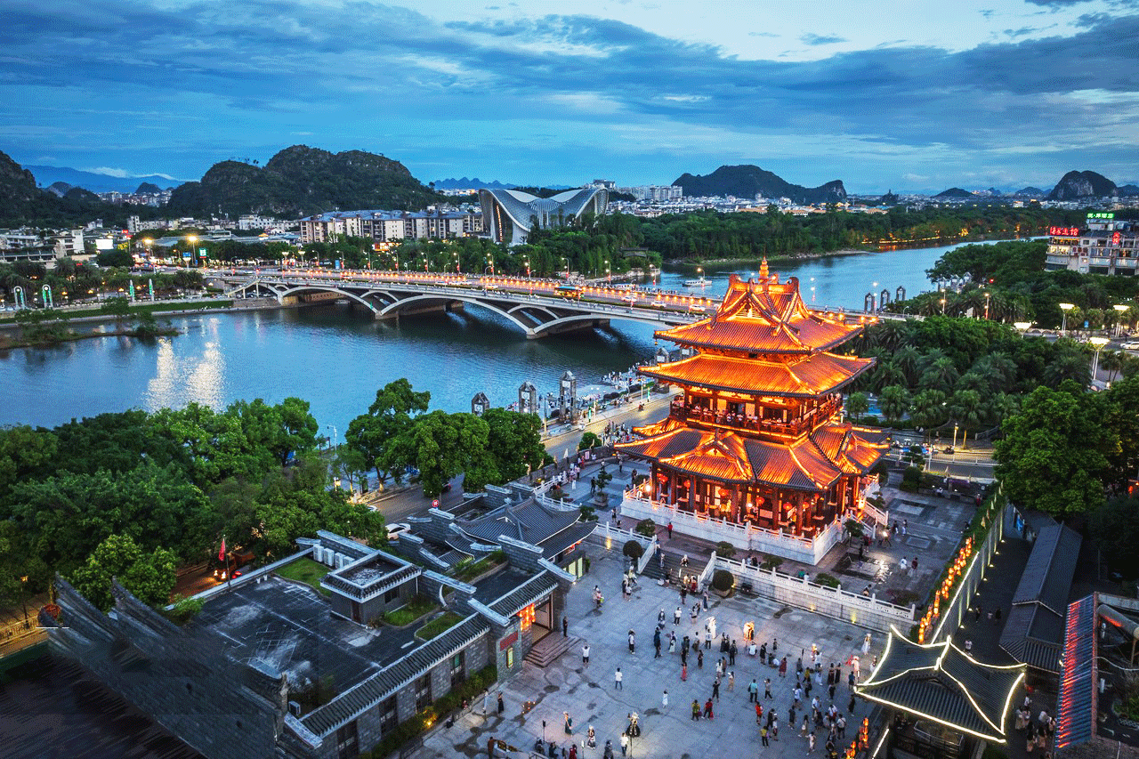 天梯雲鏈繞翠巒 行在灕江煙雨 醉在千峰翠色之間 壯家歲月雕山骨 桂林高鐵4天團