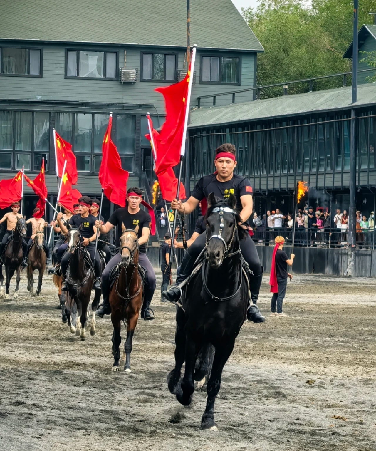【冰雪限定】中國雪都·阿勒泰/中國雪景“天花板”/賽裡木湖賞獨特<藍冰> 雪景觀景臺賞日落【包乘坐馬拉爬雪橇】 香港直航純玩8天團