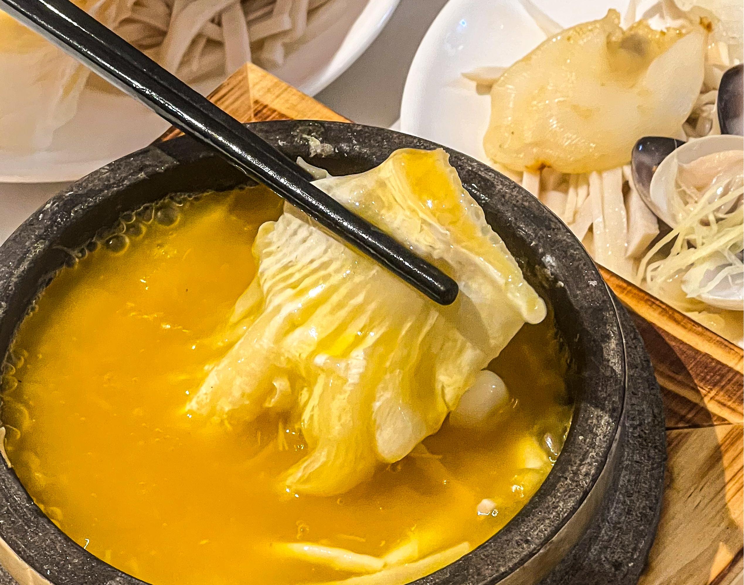 尋味舌尖上的美食之【(位上)堂做金湯石鍋翅(足三両翅)+(位上)黃金鮑魚扣鵝掌】(保證4人一圍)【(位上)花開富貴有米魚開花過橋宴】【（位上）原只椰皇燉湯＋堂做火焰鵝宴】純玩2天團