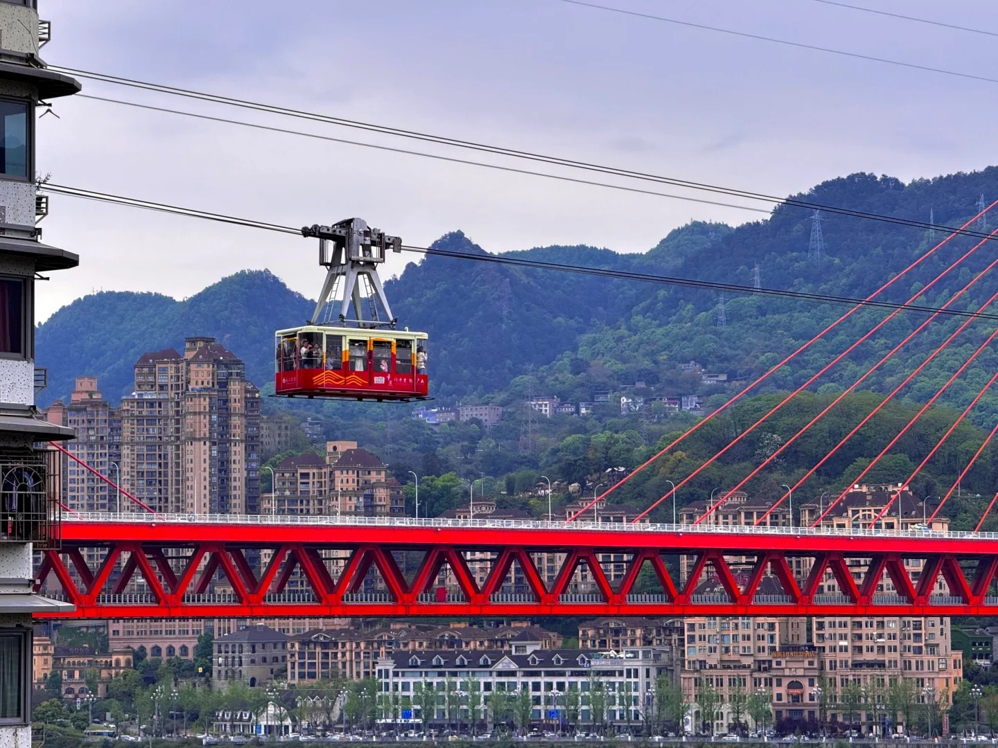 解鎖重慶魔幻的光影記憶高鐵 5天團