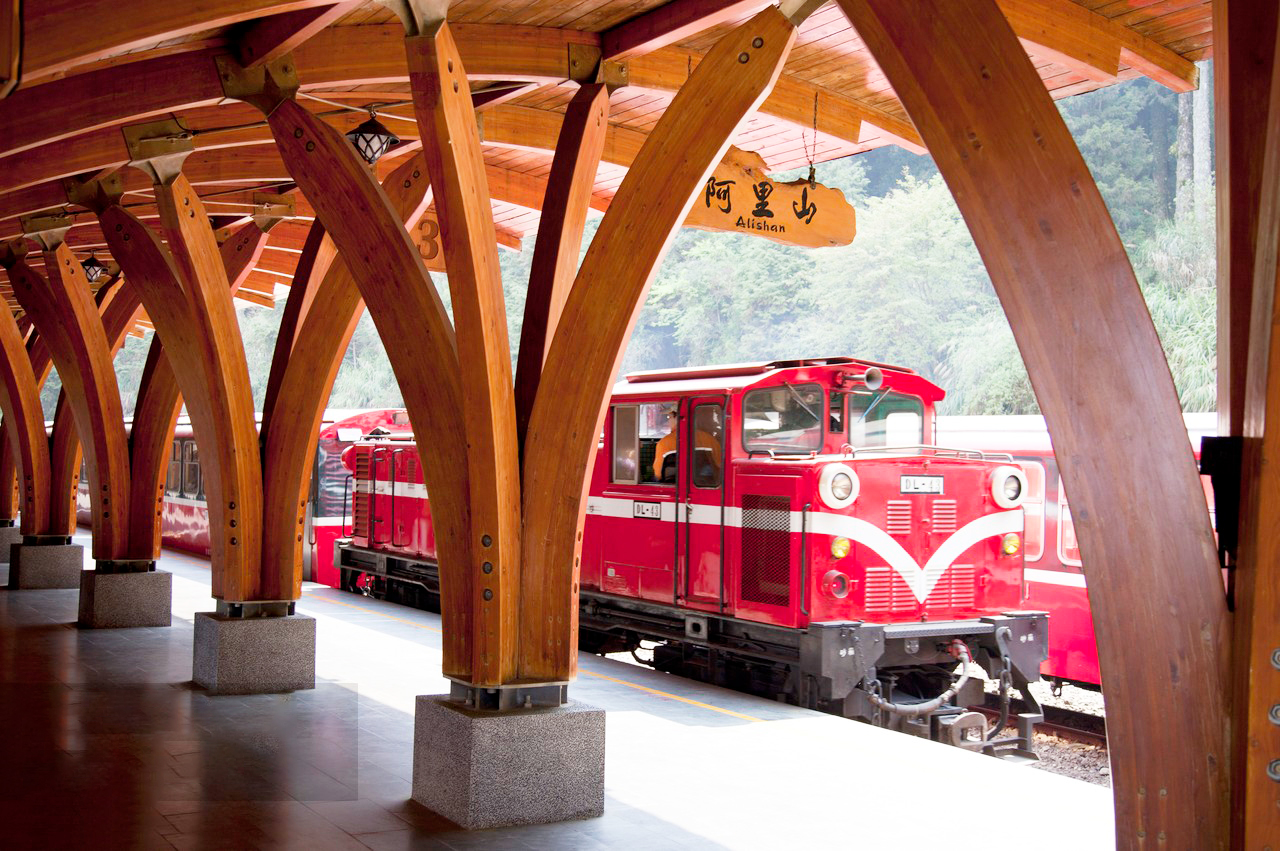 台灣【高雄、阿里山、日月潭、台中、台北】逍遙遊5天團