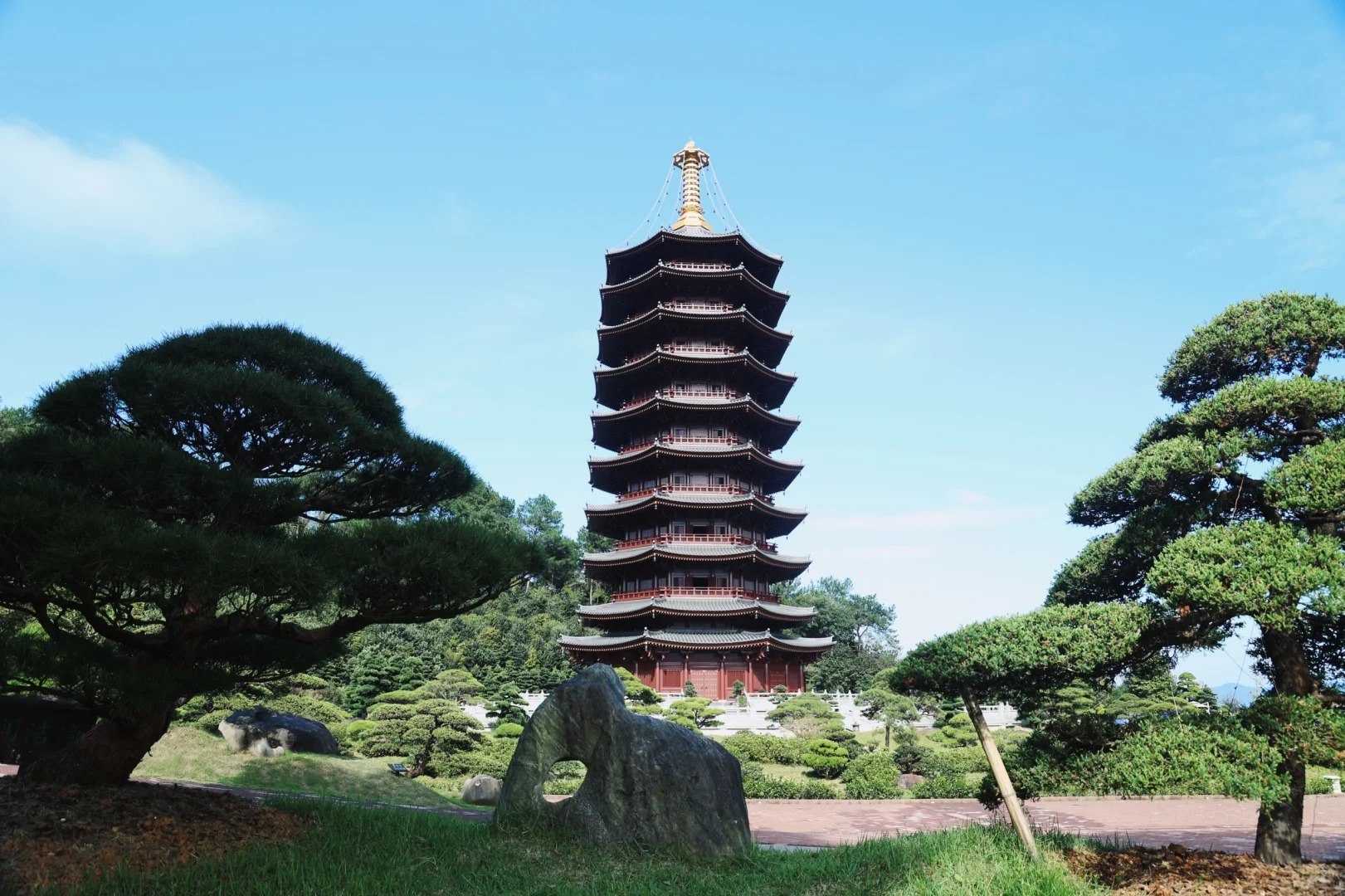入住五星標準韶關《麗宫國際溫泉酒店》無限次任浸雲瑤穀森林溫泉 包雙程登山纜車+上下電梯挑戰網紅打卡點《雲門山玻璃橋》 純玩3天團