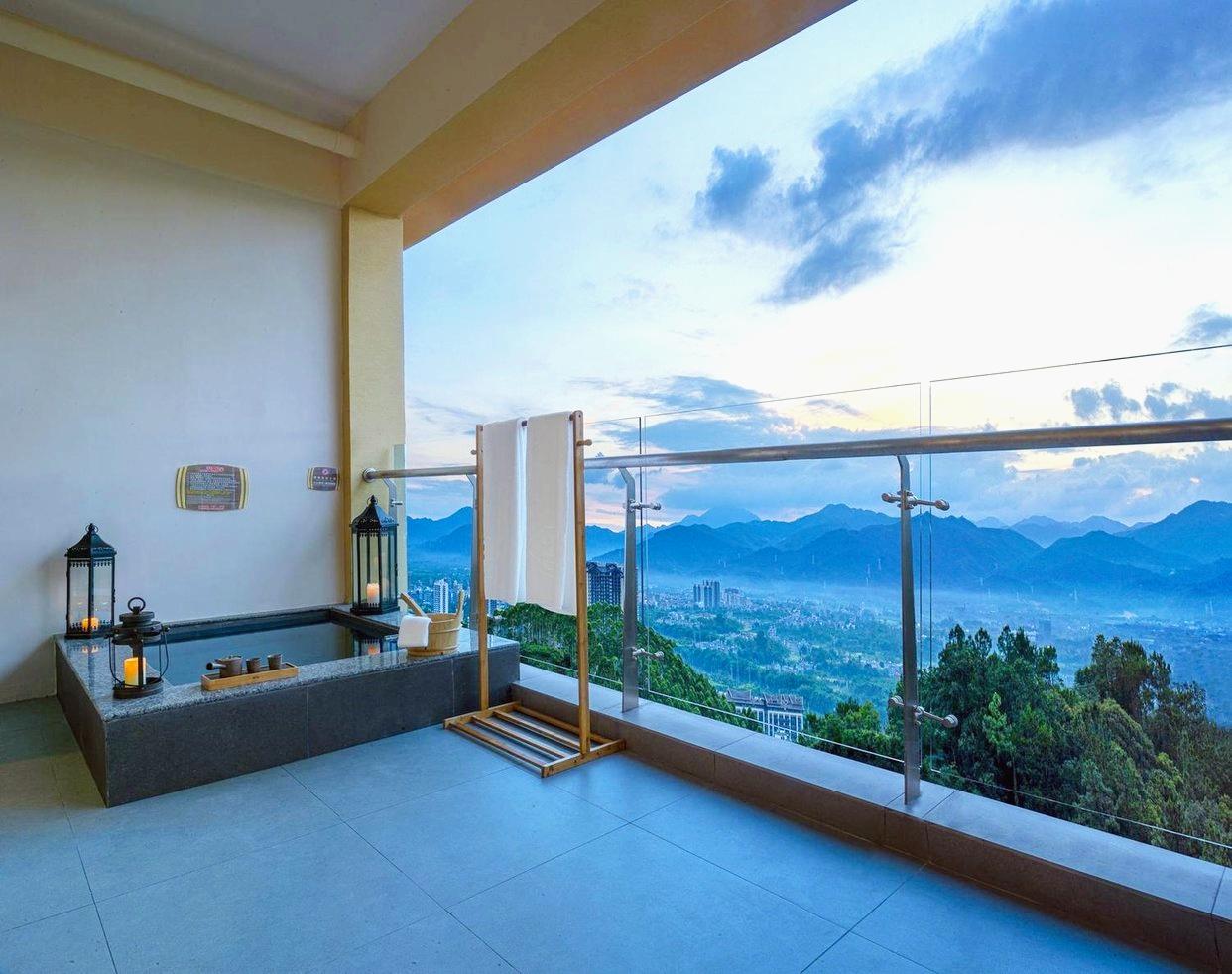保證入住五星標準龍門南昆山【雲頂溫泉威士忌酒店】（畔山泡池露臺客房）、豪歎酒店豐富《海鮮自助晚餐》、重本安排KTV暢玩、無限次享受72℃純天然“美人湯” 矽酸氟溫泉 純玩2天團