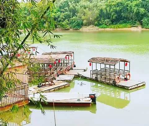 連住兩晚五星【雲頂溫泉威士忌酒店】(畔山泡池露台客房）無限次任浸酒店118個72℃純天然“美人 湯”矽酸氟溫泉 探秘“廣東小灕江”【香溪堡】 豪歎兩晚酒店豐富【海鮮自助晚餐】3天團