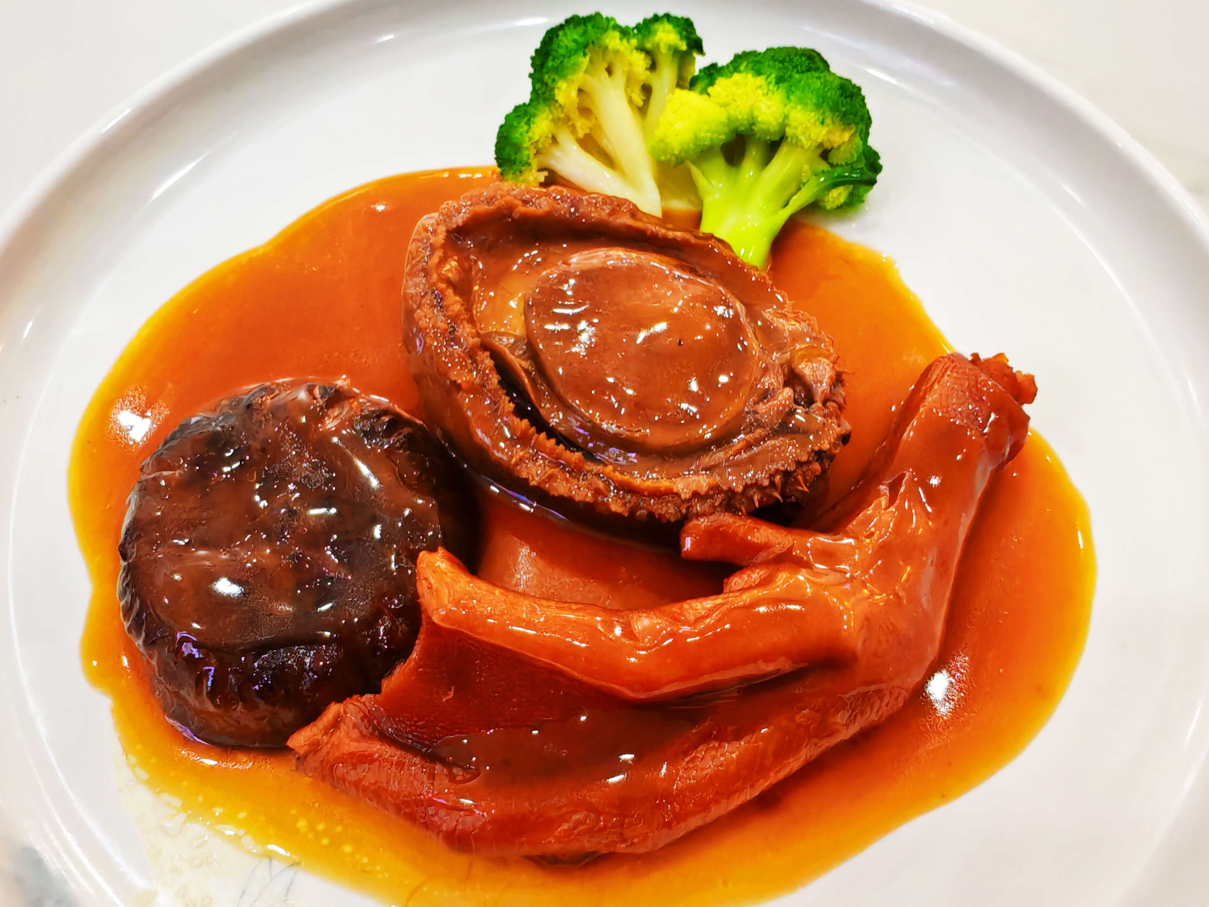 尋味舌尖上的美食之【(位上)堂做金湯石鍋翅(足三両翅)+(位上)黃金鮑魚扣鵝掌】(保證4人一圍)【(位上)花開富貴有米魚開花過橋宴】【（位上）原只椰皇燉湯＋堂做火焰鵝宴】純玩2天團